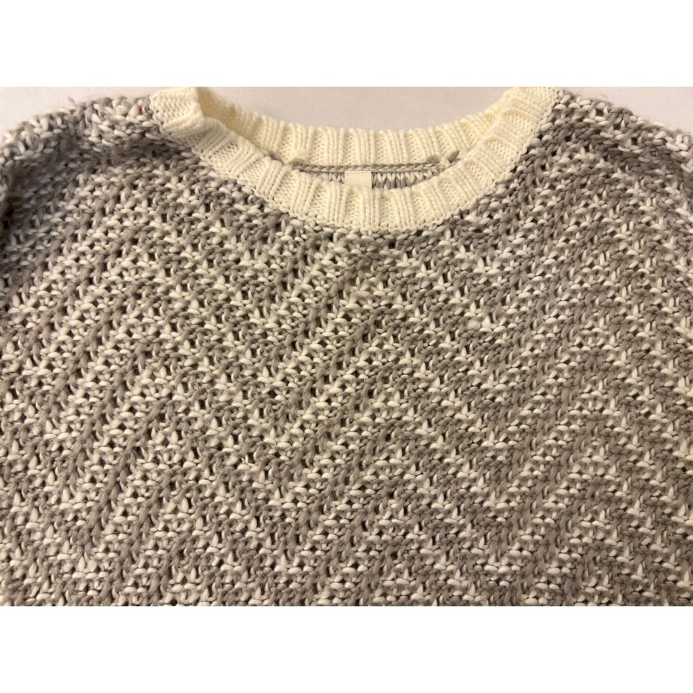Aeropostale Womens Grey Cream Chevron Knit Crewneck Sweater Size Small High-Low - Picture 3 of 8